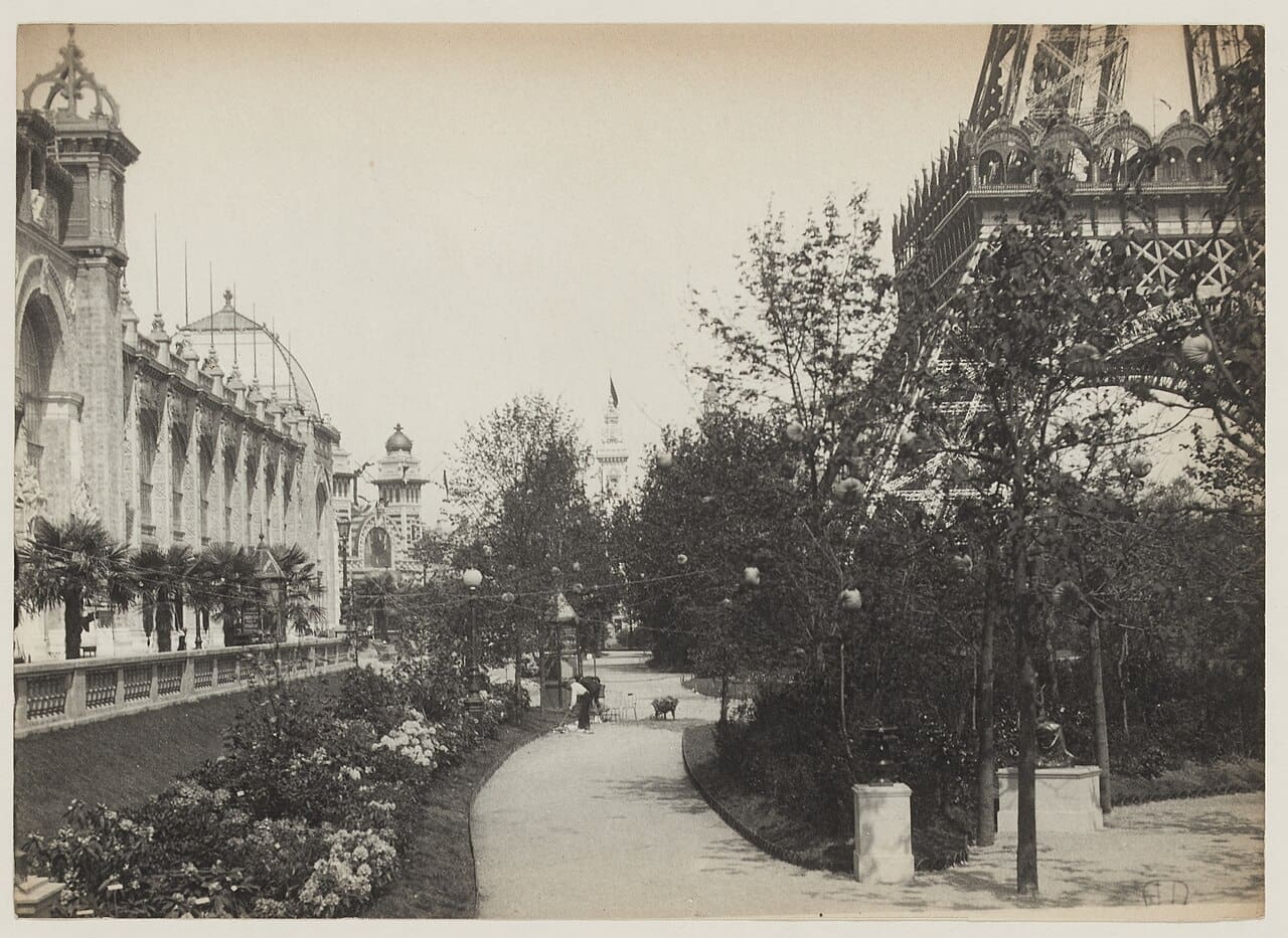 Exposition universelle de 1889 Deux jardiniers dans lallee longeant la terrasse du palais des Arts liberaux pres de l PH76669